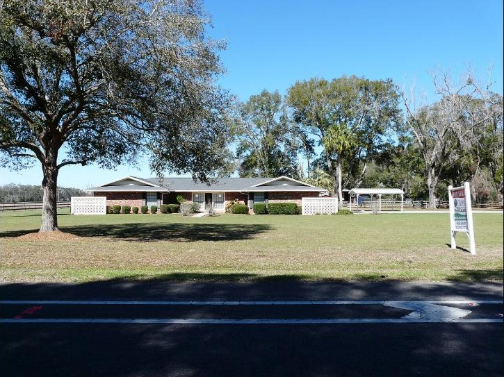 House for sale on Florida State Road 320 west of Chiefland, Florida. Photo by The Bushranger, CC BY-SA 4.0, via Wikimedia Commons