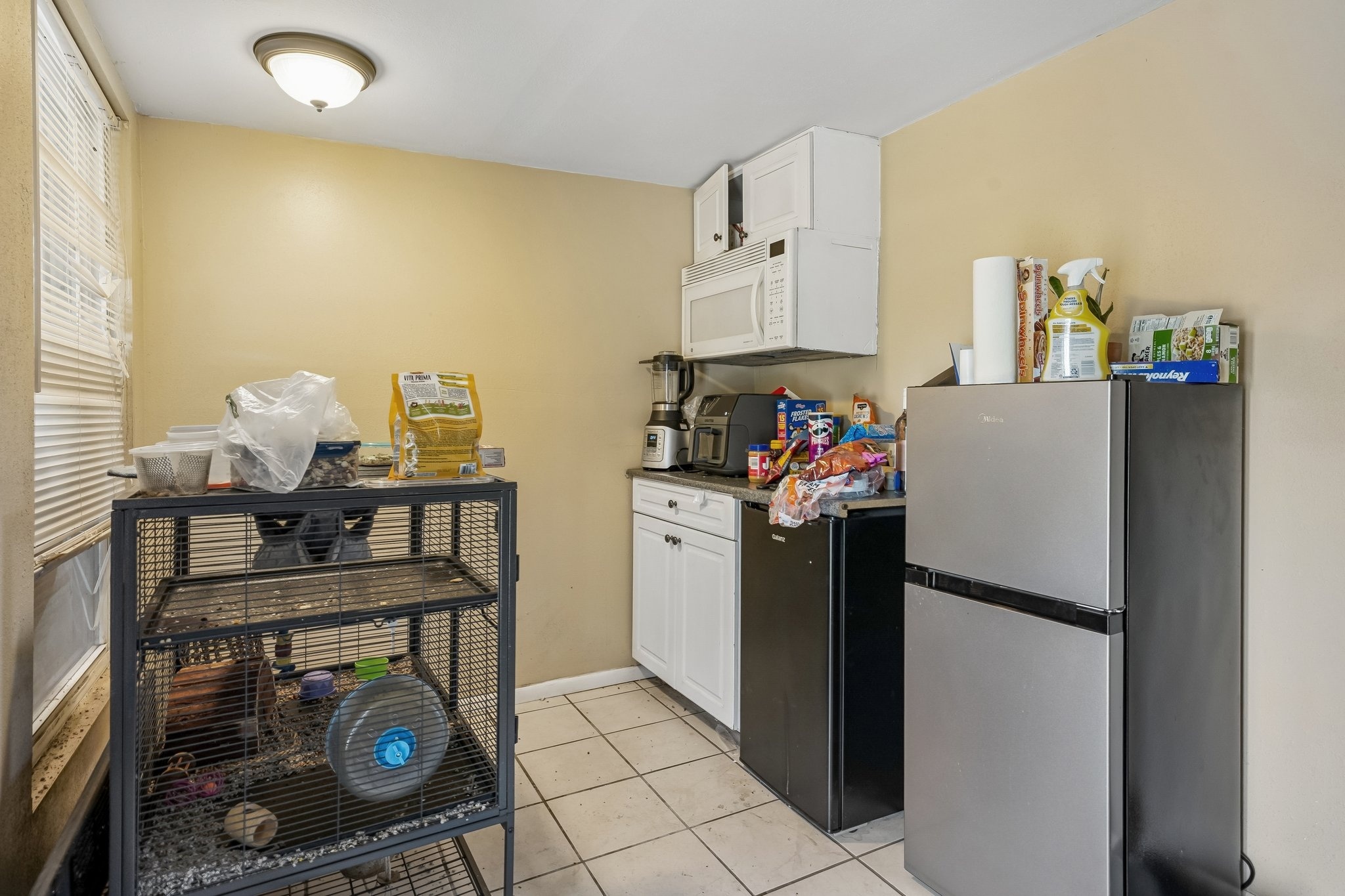 Bonus space with dry bar and mini-fridge, ideal for a home office or gym, Holiday FL