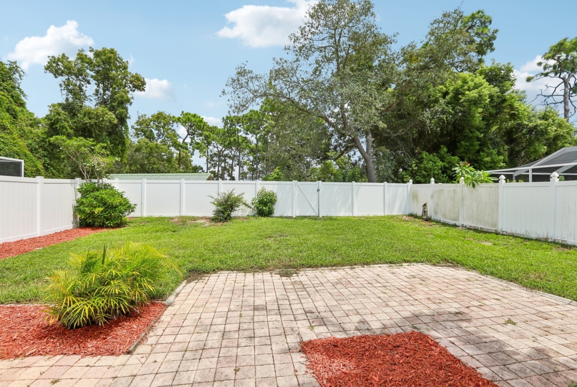 Key Vista heated community pool and clubhouse, resort style amenities for residents in Holiday FL 34691