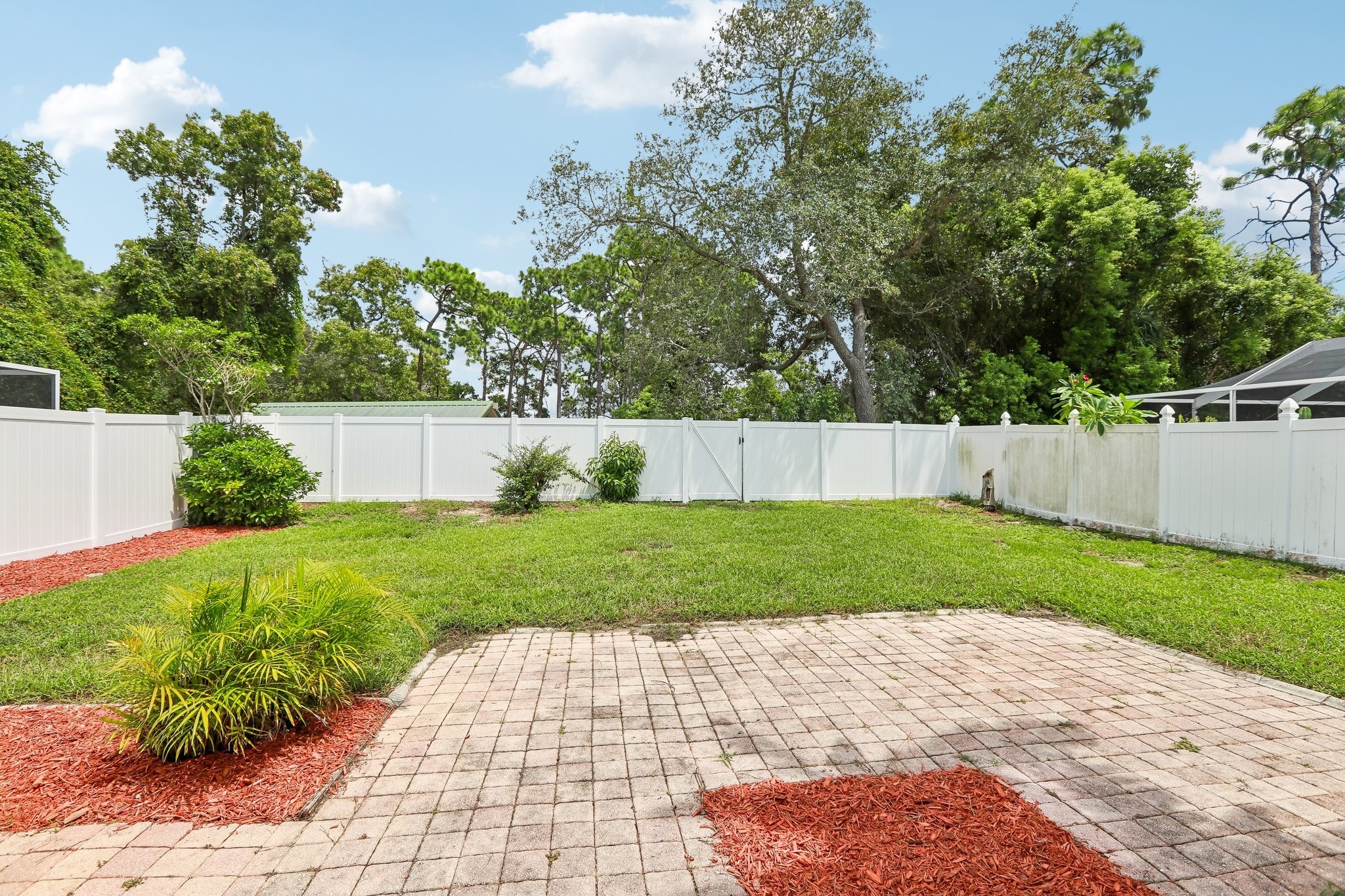 Key Vista heated community pool and clubhouse, resort style amenities for residents in Holiday FL 34691