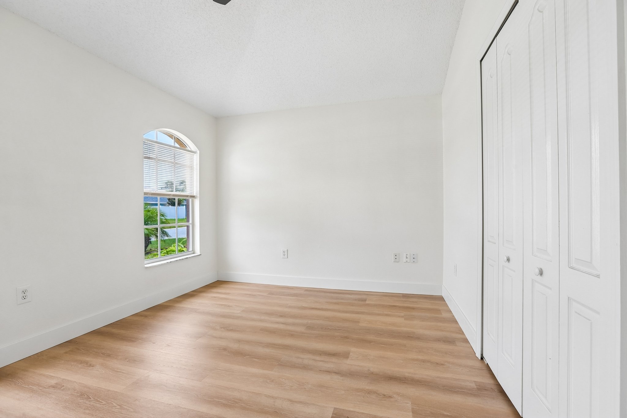 Third bedroom with window and closet at 2638 Big Pine Dr, Holiday FL 34691