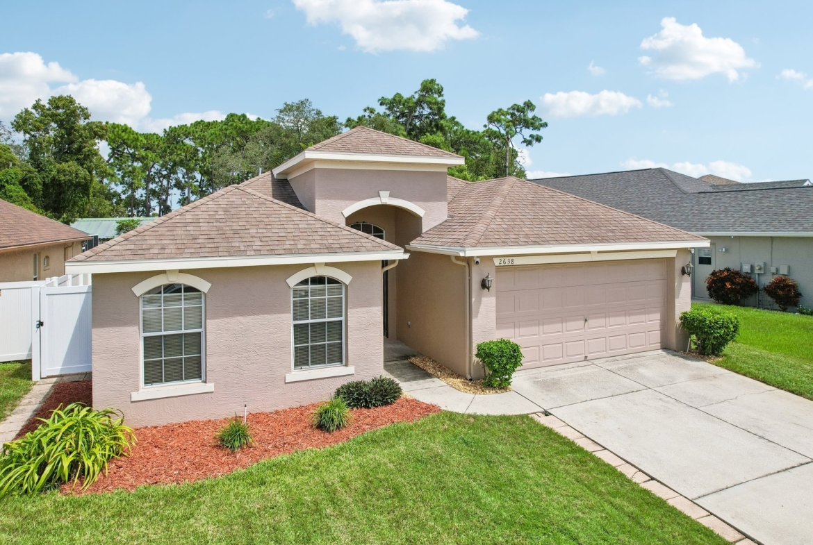 Curb appeal of 2638 Big Pine Dr, a block construction home built in 2001 in Key Vista, Holiday FL