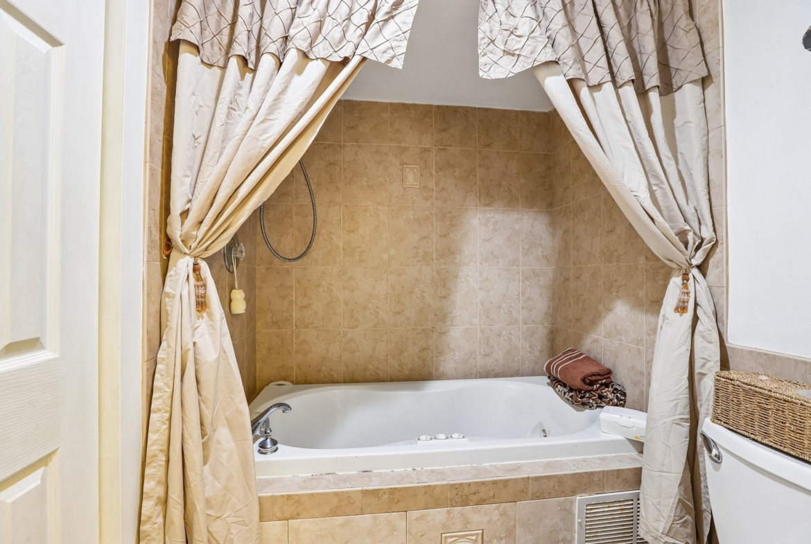 Garden tub in the primary bathroom at 3878 Tanager Pl, Palm Harbor FL