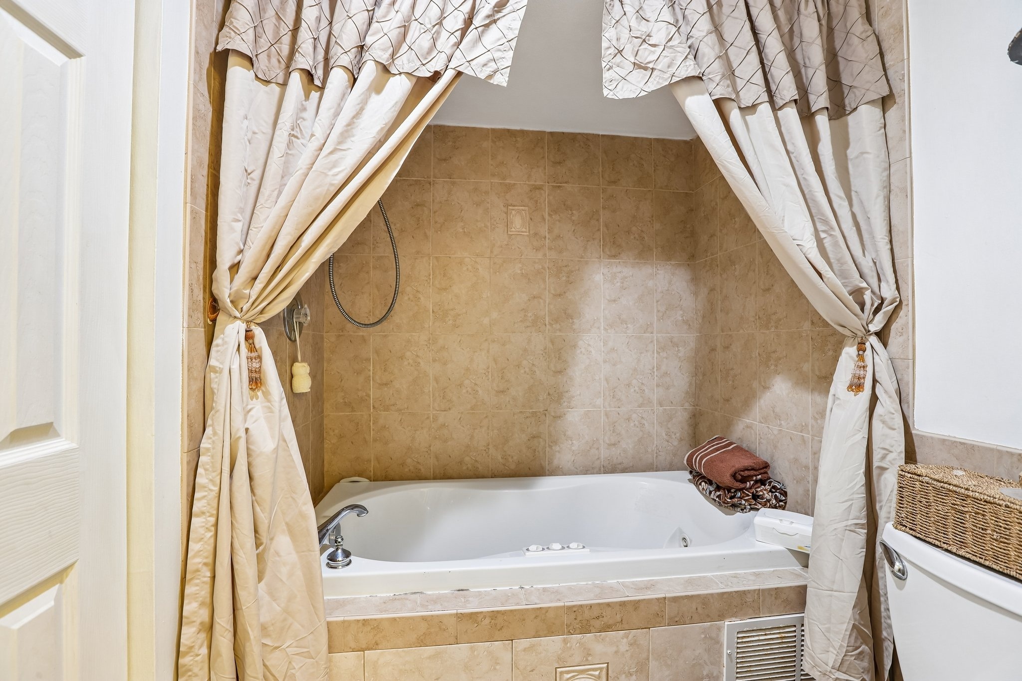 Garden tub in the primary bathroom at 3878 Tanager Pl, Palm Harbor FL