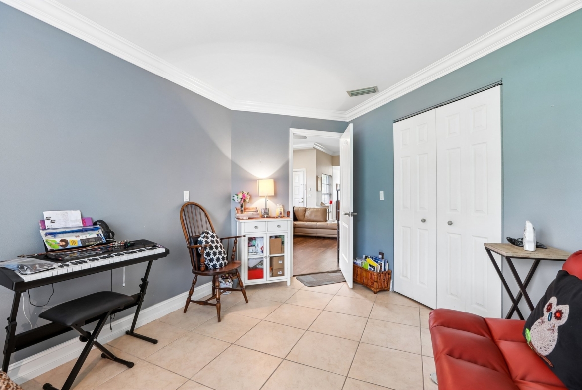 Flexible den or home office space in this 3 bedroom Palm Harbor end-unit villa for sale