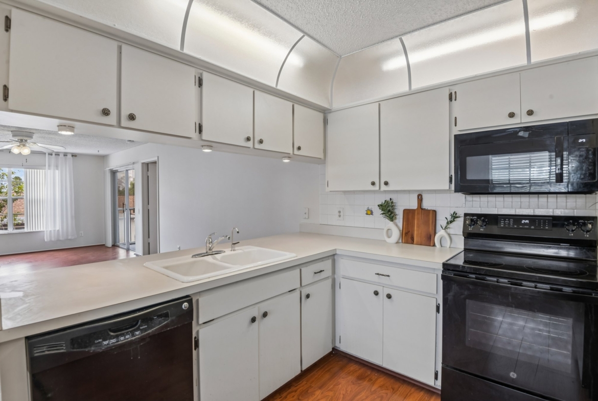 Kitchen with dishwasher, oven and under-counter water filter system, Hudson FL 34667
