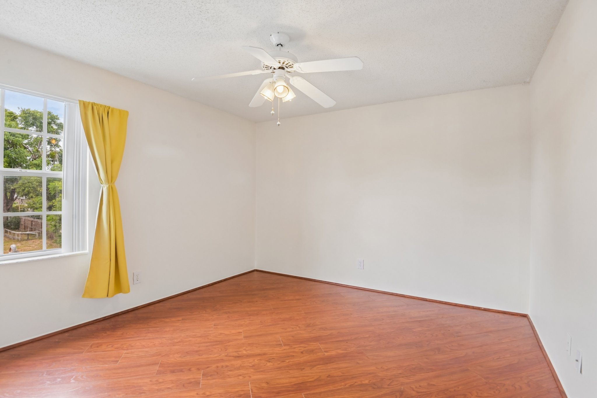 Guest bedroom with ceiling fan and laminate flooring, Hudson FL 55+ condo for sale