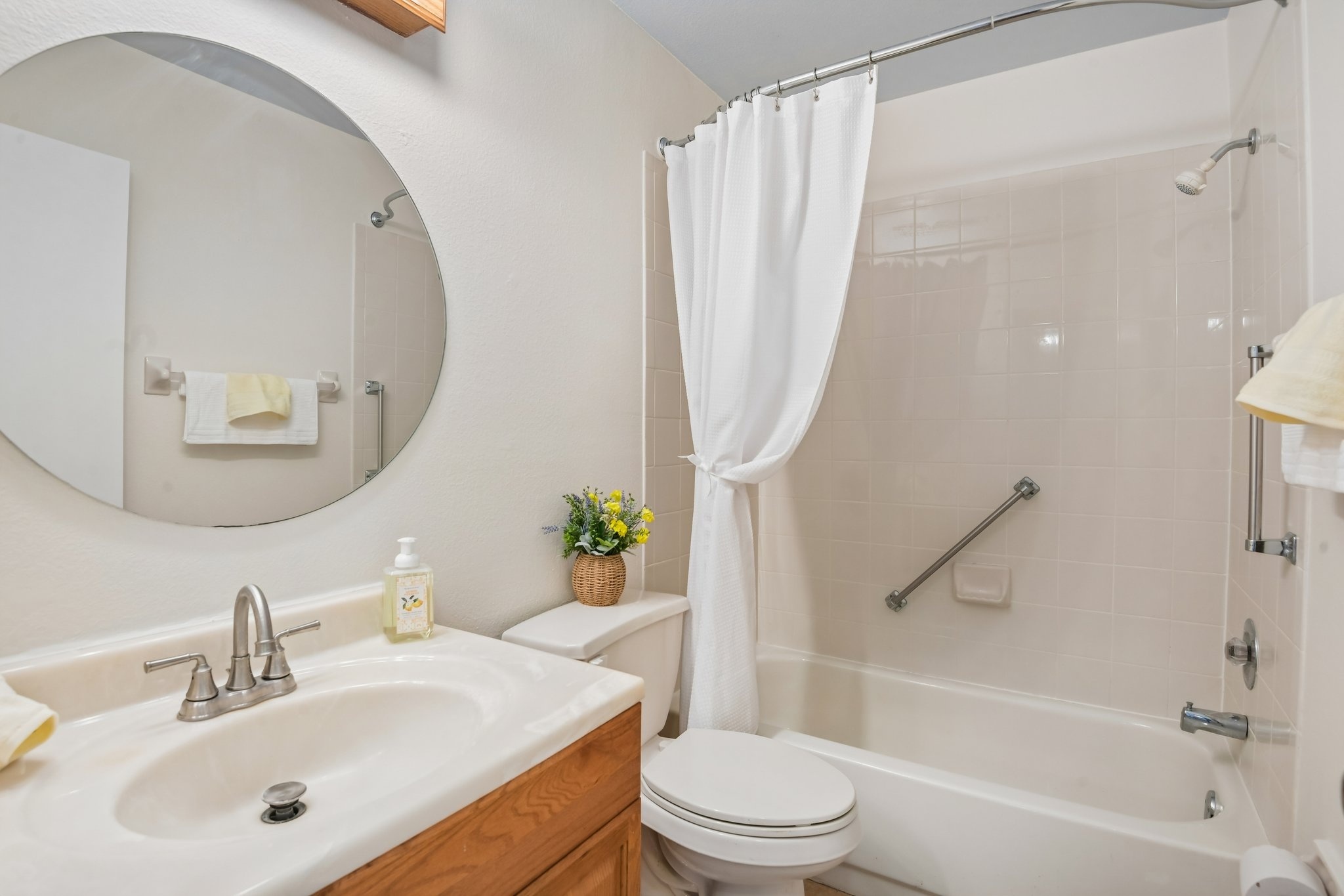 Second full bathroom with vanity and tub shower at 7713 Hillside Ct #204, Hudson FL